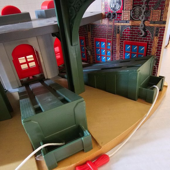 Thomas Wooden Train Set Roundhouse Roundabout Station Crovans Gate Shed w Sounds - Picture 6 of 14